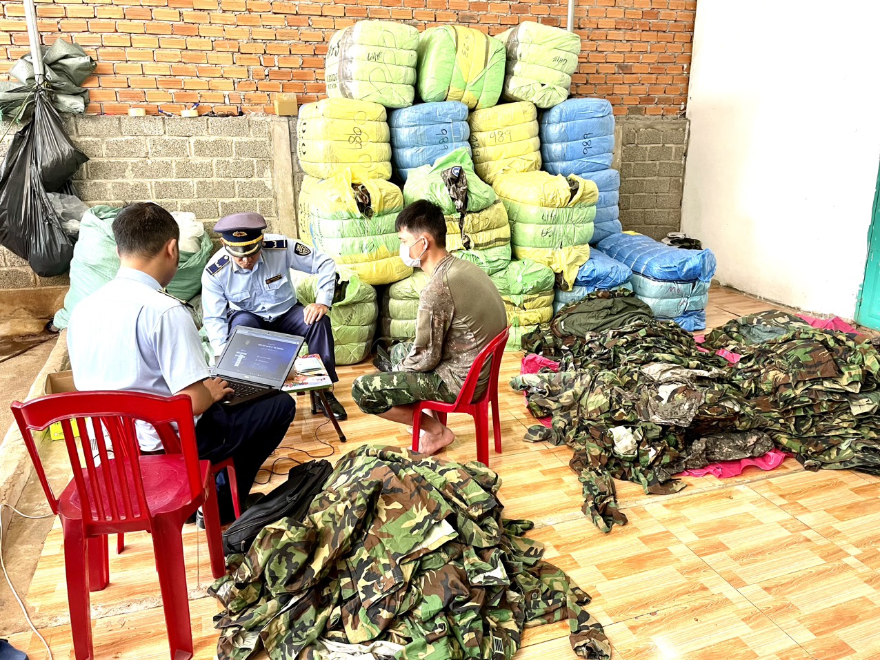 Đến lượt Đắk Lắk ph&aacute;t hiện hơn 1.200 bộ quần &aacute;o rằn ri l&agrave; h&agrave;ng lậu - Ảnh 2.
