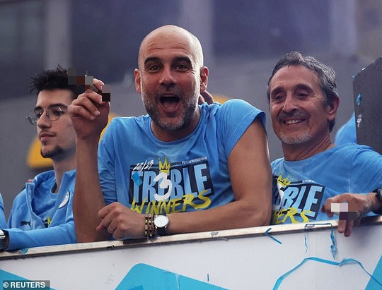 Man City diễu h&agrave;nh mừng c&ocirc;ng, 100.000 CĐV đội mưa đ&oacute;n c&uacute;p - Ảnh 9.