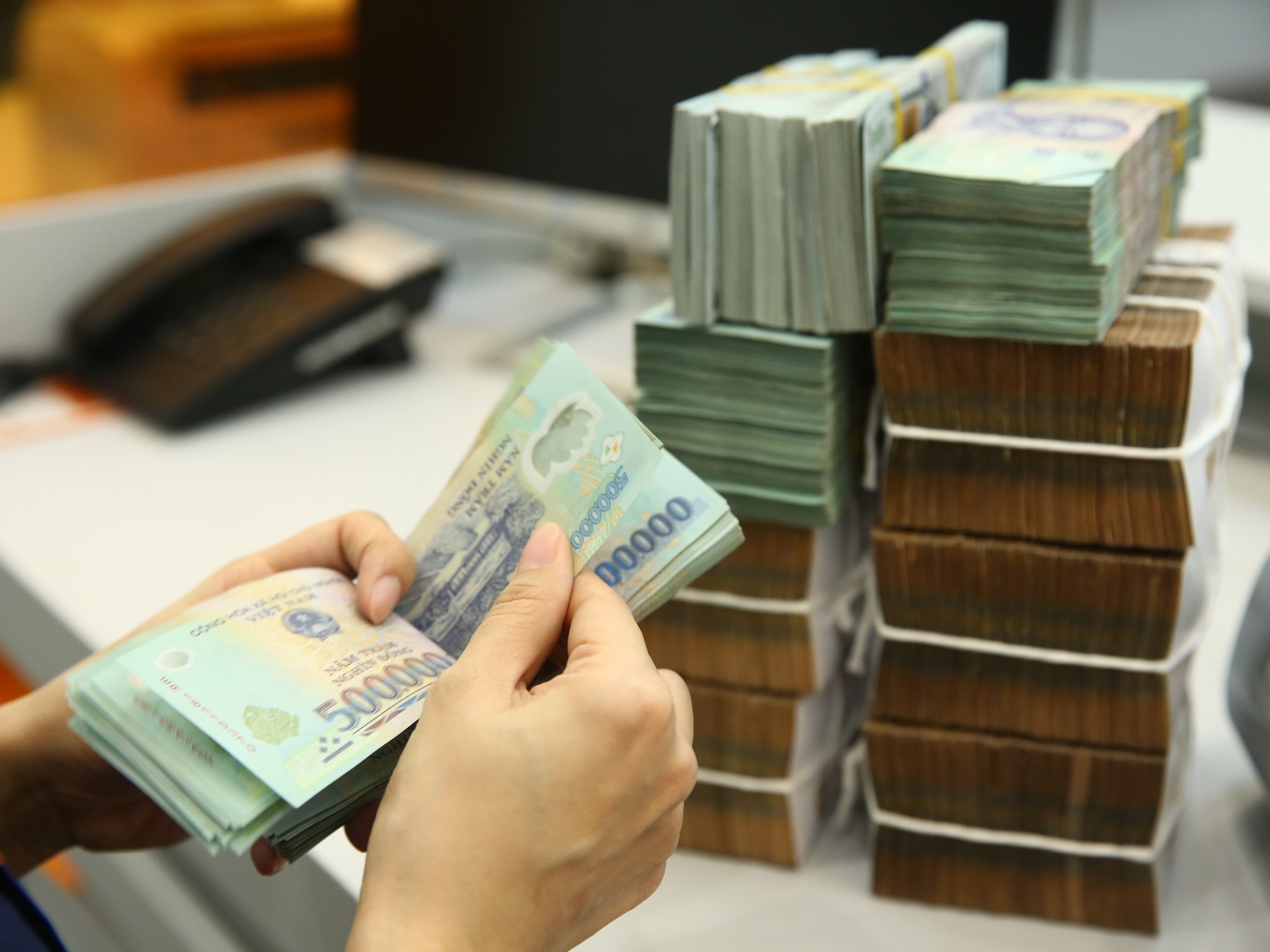 Phải giảm th&ecirc;m l&atilde;i suất