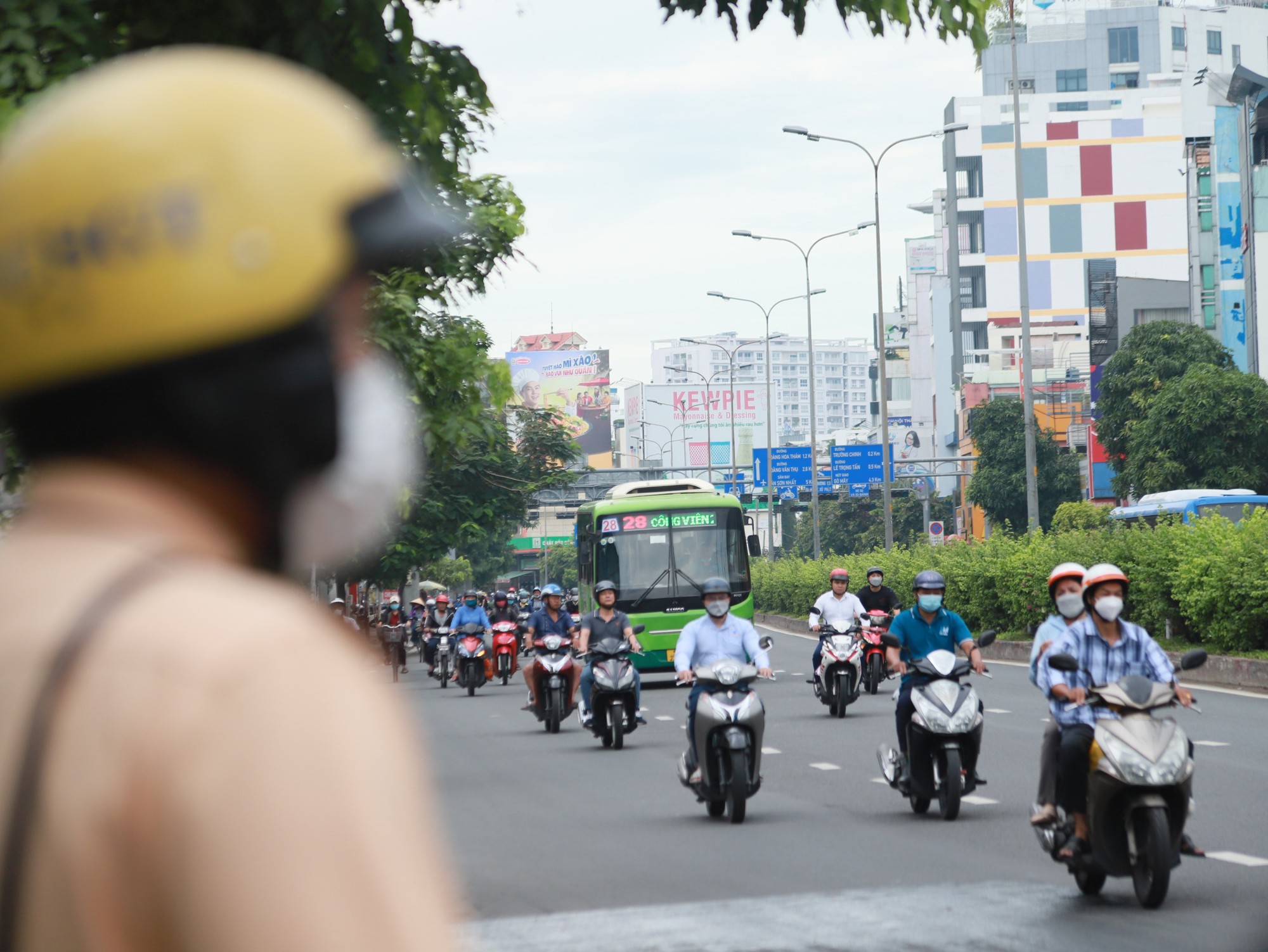 Hình ảnh lạ trên đường Cộng Hoà - Ảnh 1.
