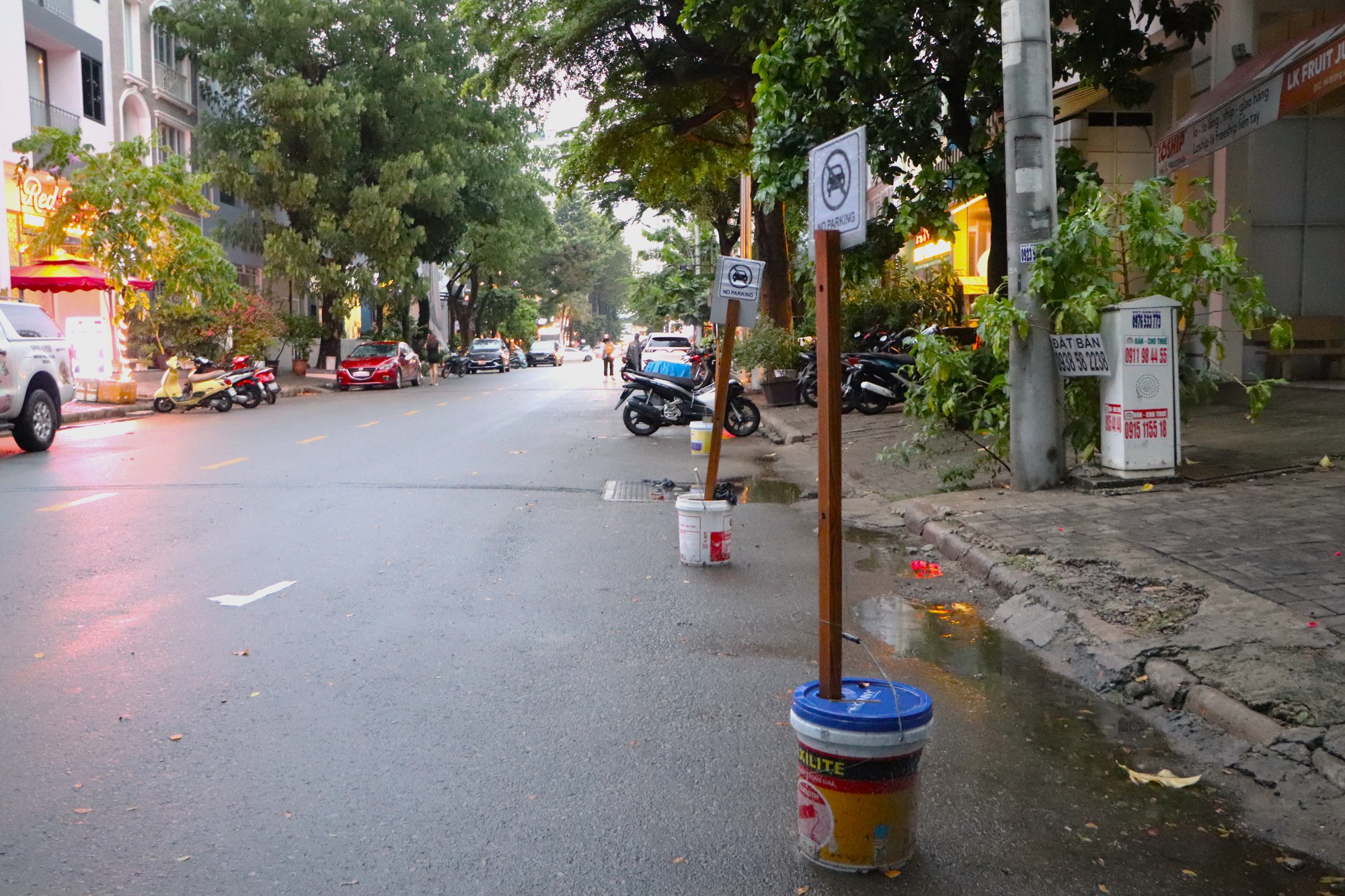 Cận cảnh vỉa h&egrave; TP HCM: Nhiều nơi bị x&oacute;a mờ! - Ảnh 5.