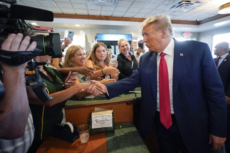 &Ocirc;ng Trump hậu bị truy tố: Người quay lưng lạnh l&ugrave;ng, kẻ hết lời bảo vệ - Ảnh 3.