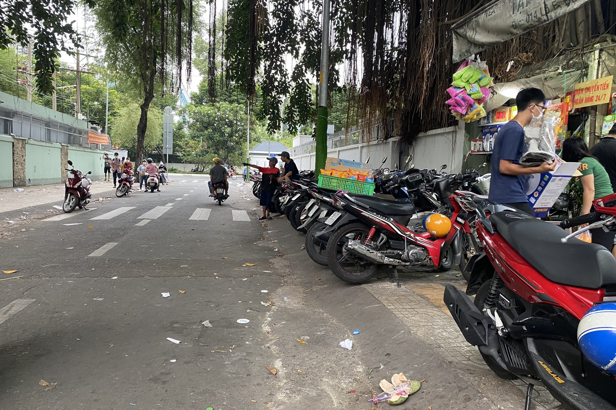 Cận cảnh vỉa h&egrave; TP HCM: Nhiều nơi bị x&oacute;a mờ! - Ảnh 7.