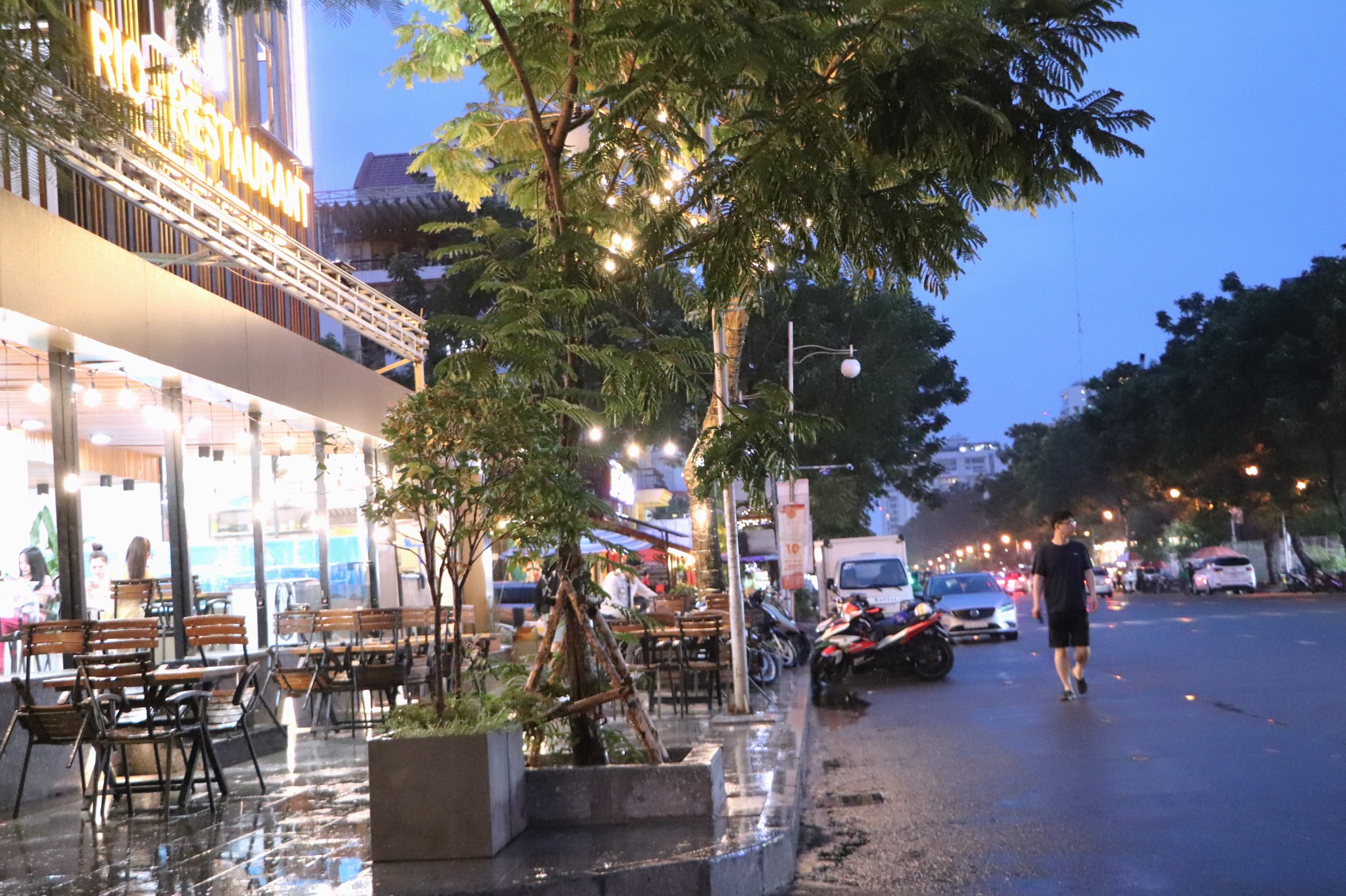 Cận cảnh vỉa h&egrave; TP HCM: Nhiều nơi bị x&oacute;a mờ! - Ảnh 4.