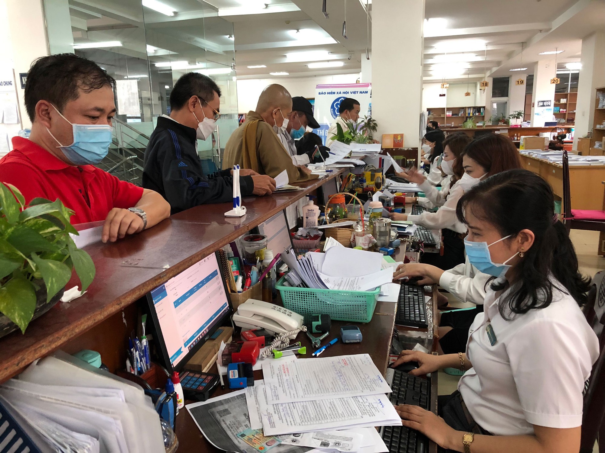 RẦM RỘ MUA BÁN SỔ BHXH: Trục lợi từ khó khăn của người lao động