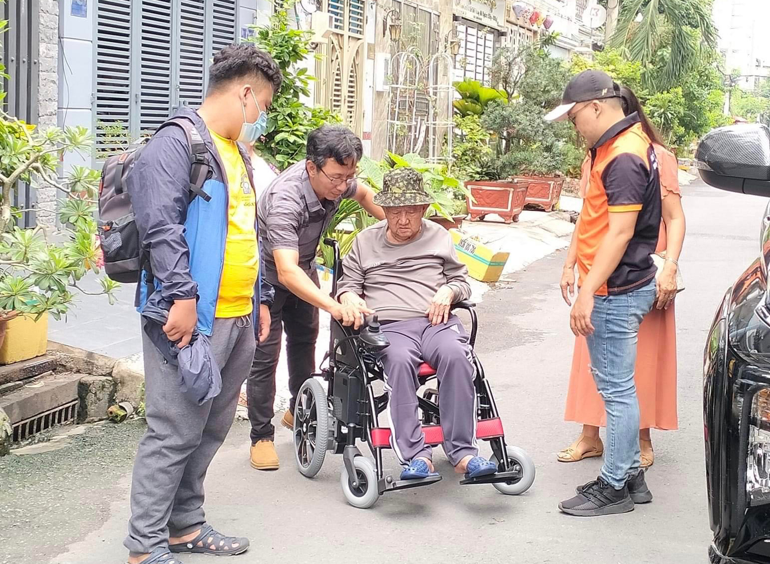 Tặng xe điện cho nghệ sĩ Mạc Can, Hùng Minh