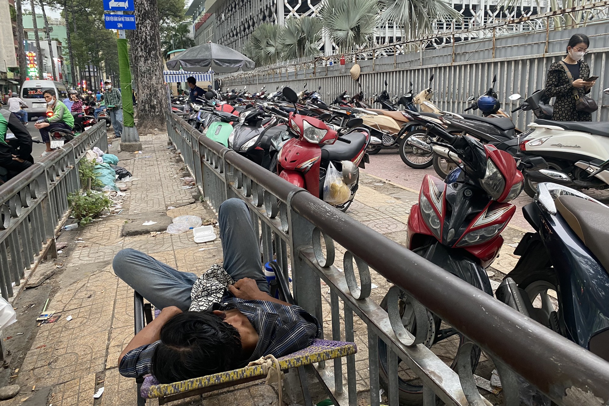 Cận cảnh vỉa hè TP HCM: Nhiều nơi bị "xóa mờ"!