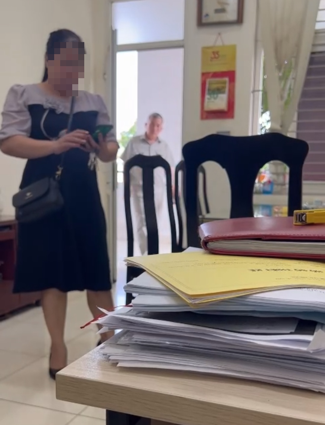 Nữ c&aacute;n bộ Sở Nội vụ chỉ tay, x&uacute;c phạm, miệt thị c&aacute;n bộ phường - Ảnh 2.