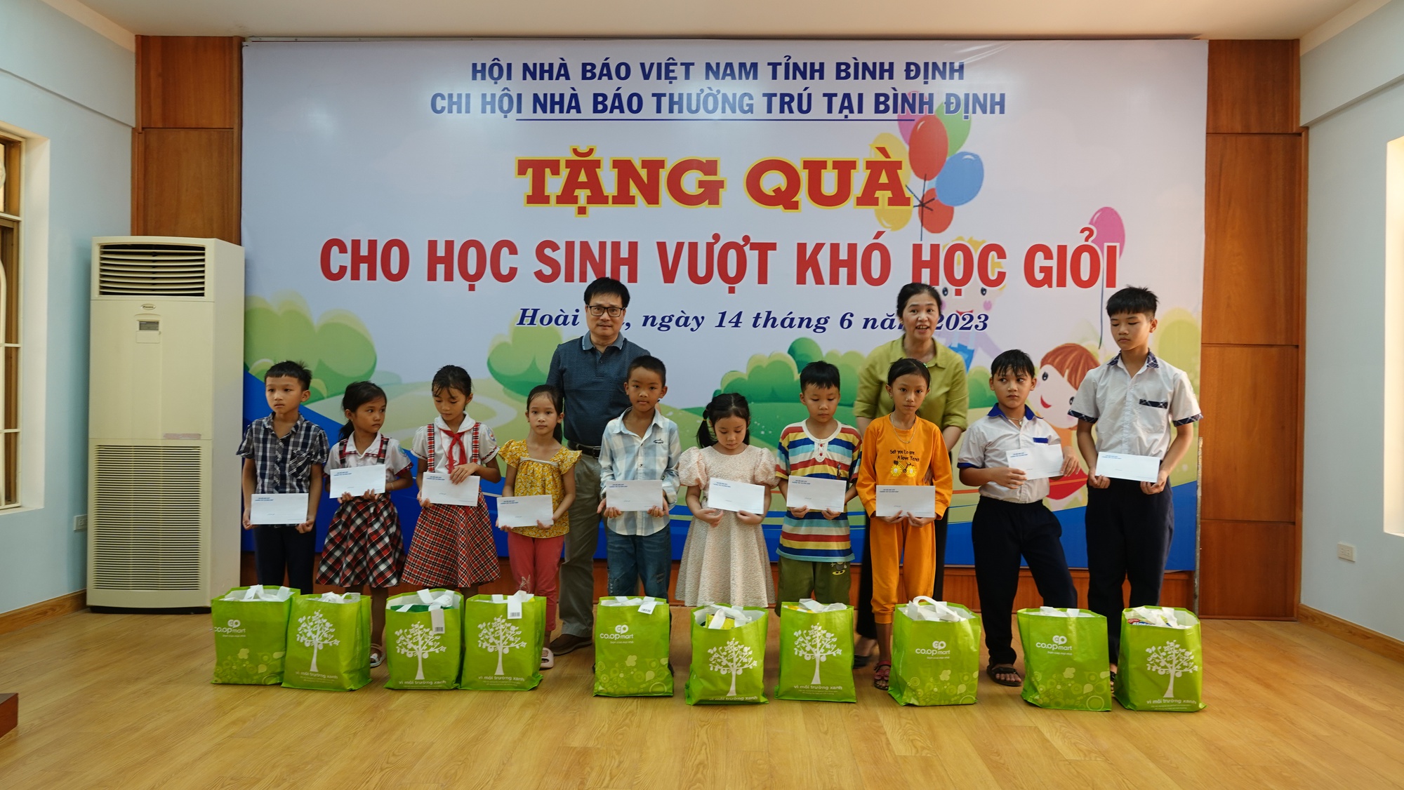 Chi hội Nhà báo thường trú tại Bình Định trao 150 suất quà