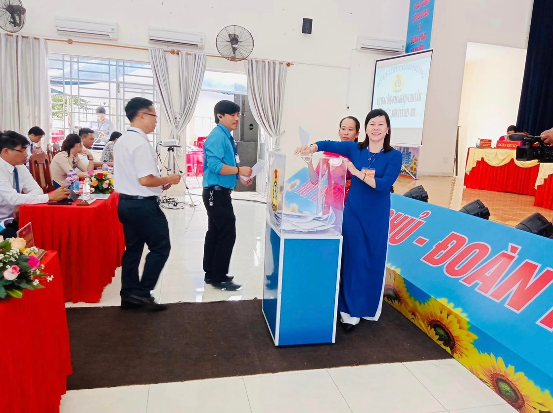 Nhiệm kỳ 2023-2028, LĐLĐ Cam Lâm phấn đấu kết nạp mới 2.500 đoàn viên