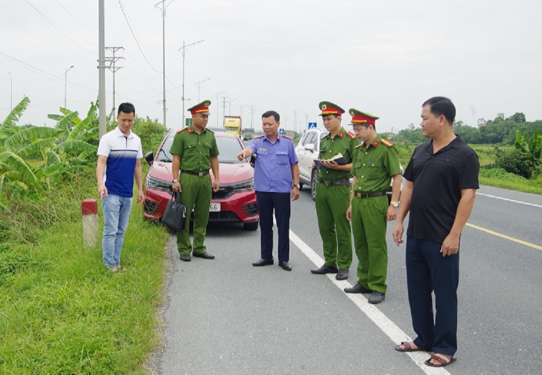 4 thanh, thiếu niên táo tợn khống chế người đi đường cướp xe máy