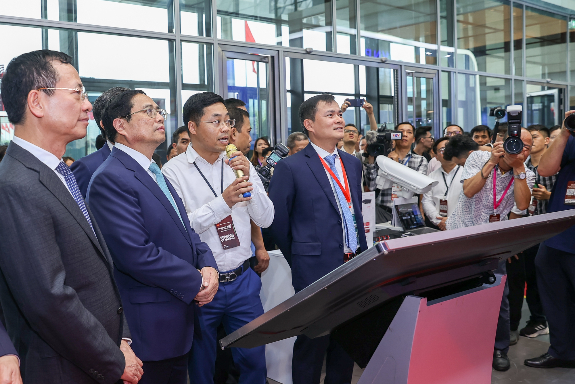 Thủ tướng: Chuyển đổi số phải mang lại kết quả thực chất, thiết thực - Ảnh 3.
