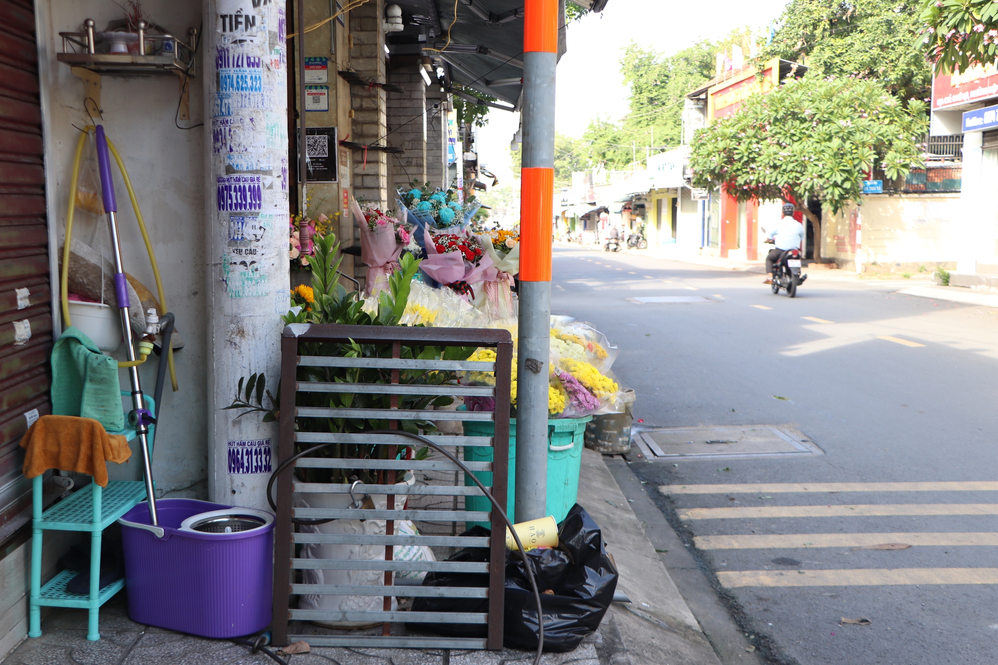 Cận cảnh vỉa h&egrave; TP HCM: Nhiều nơi bị x&oacute;a mờ! - Ảnh 9.
