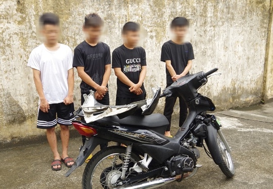 4 thanh, thiếu niên táo tợn khống chế người đi đường cướp xe máy - Ảnh 1.