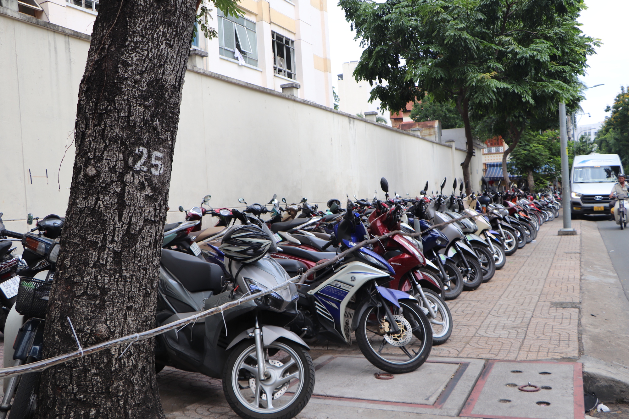 Cận cảnh vỉa h&egrave; TP HCM: Nhiều nơi bị x&oacute;a mờ! - Ảnh 1.