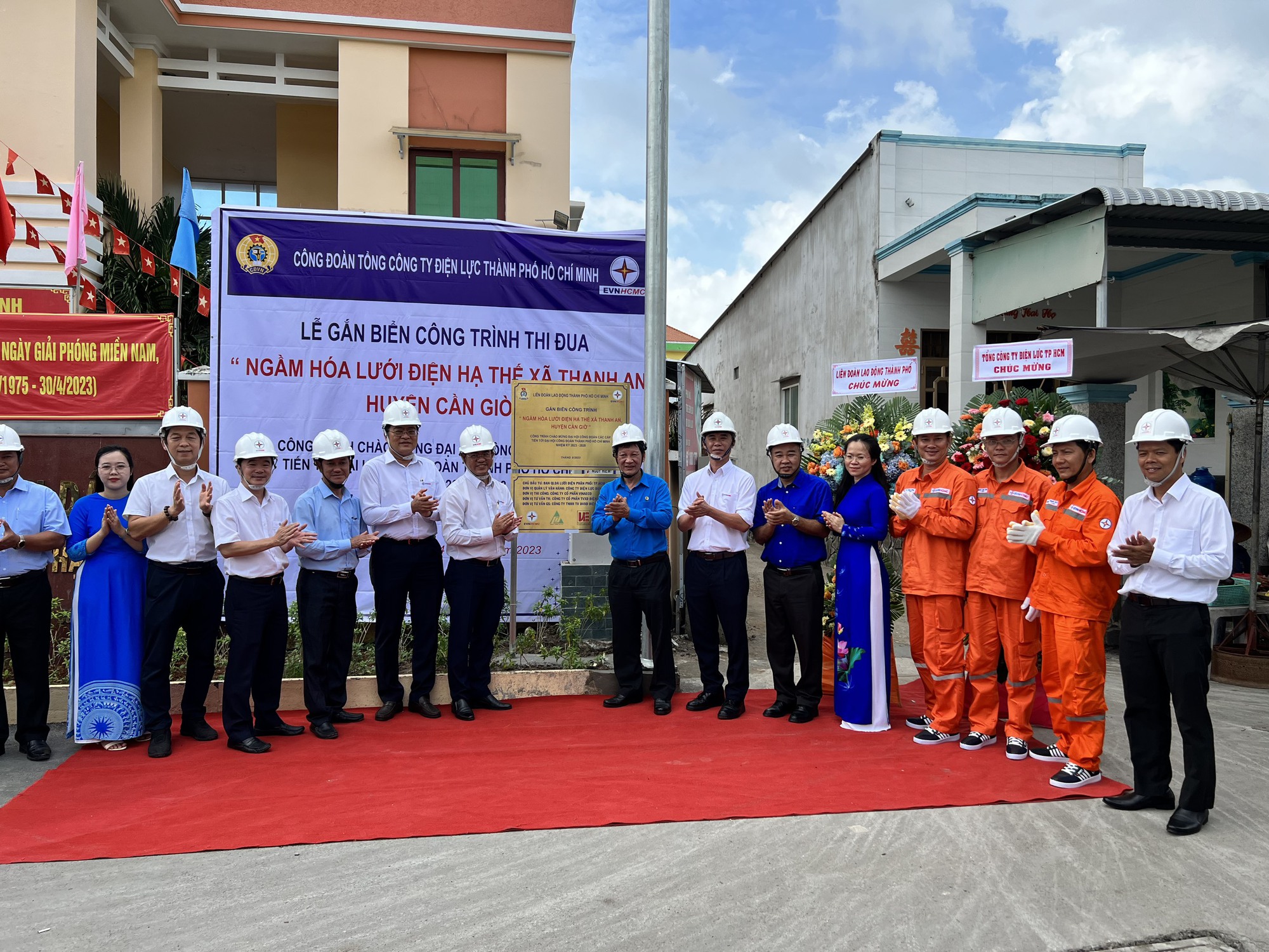 Gắn biển công trình thi đua "Ngầm hoá lưới điện xã đảo Thạnh An"