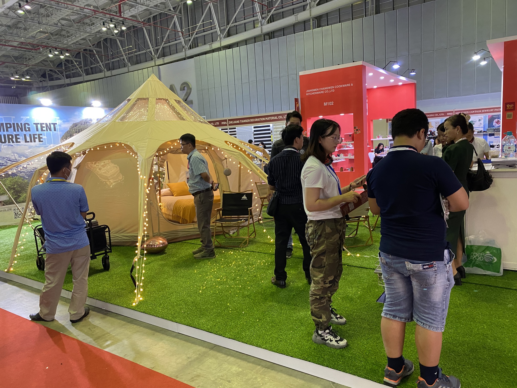 H&agrave;ng trăm nh&agrave; sản xuất đồ gia dụng Trung Quốc sang TP HCM ch&agrave;o h&agrave;ng - Ảnh 2.