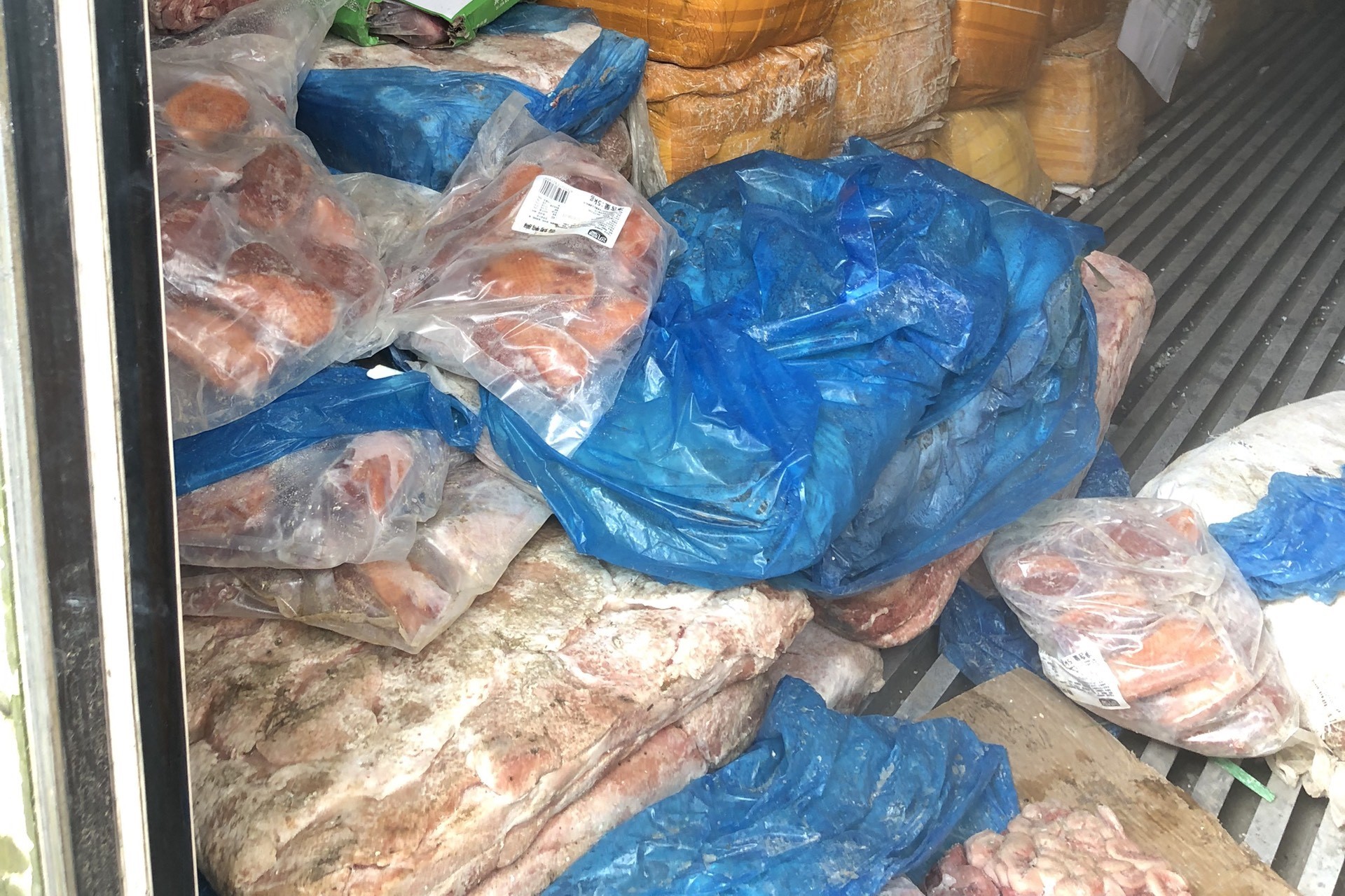 C&ocirc;ng an tạm giữ khoảng 10 tấn nội tạng, thịt b&ograve; ở Thủ Đức - Ảnh 3.