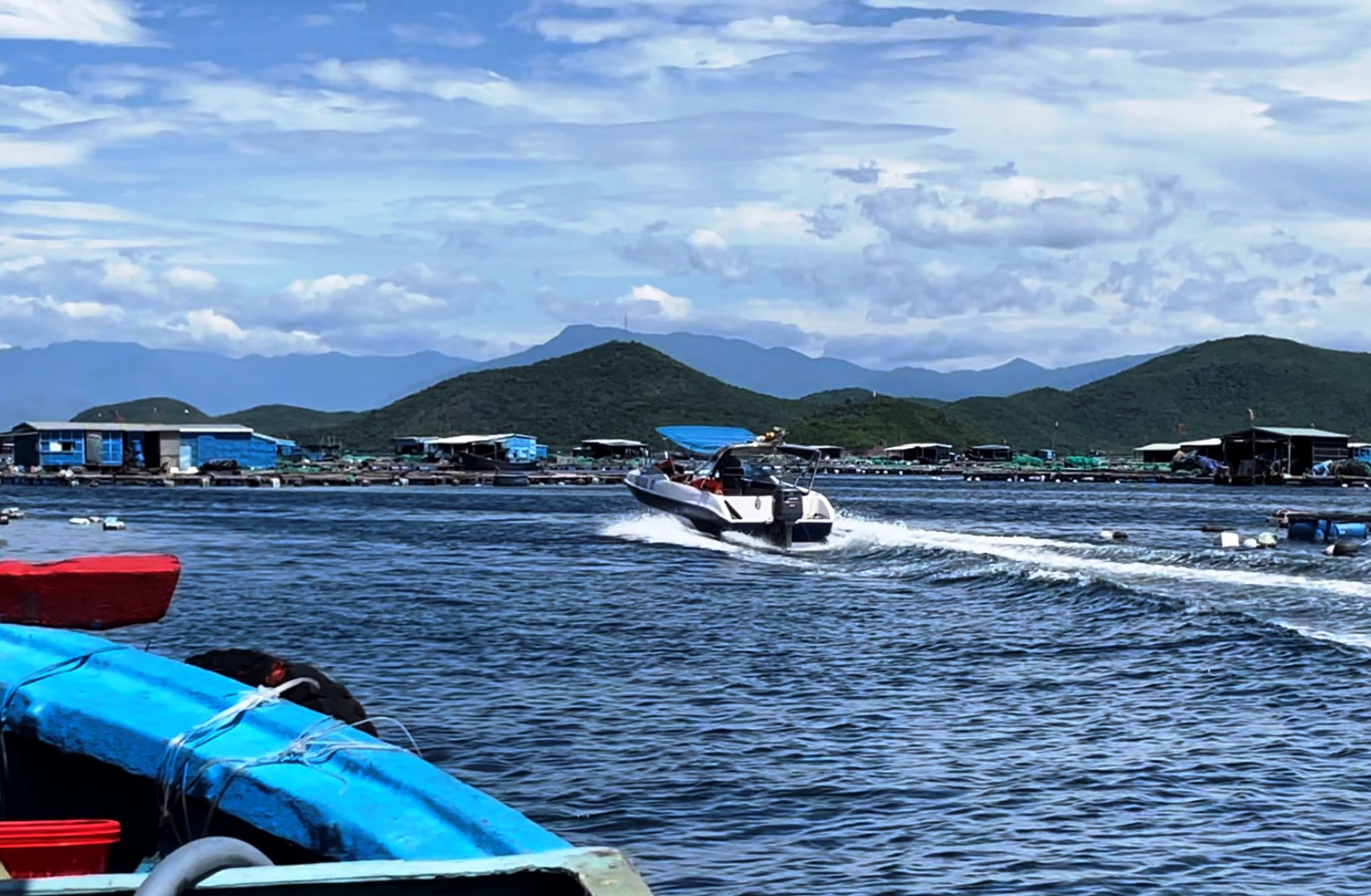 Côn đồ lộng hành ở vịnh Vân Phong