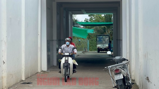 Thực hư căn nh&agrave; c&oacute; lối đi kỳ lạ ở TP Cần Thơ - Ảnh 4.