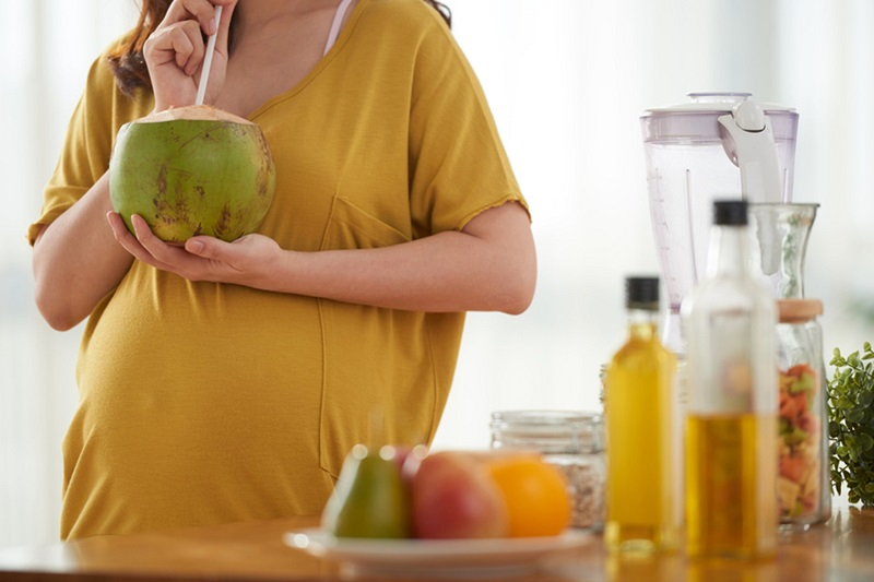 Khi mang thai uống nước dừa, ăn rau ngót được không?
