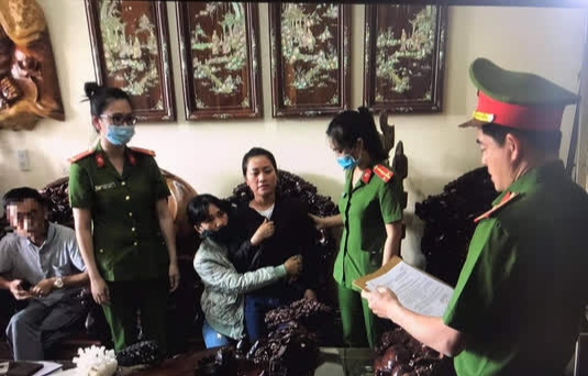 Cựu nh&acirc;n vi&ecirc;n ng&acirc;n h&agrave;ng chối tội sau khi chiếm đoạt 53 tỉ đồng - Ảnh 3.