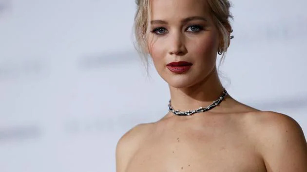 “Kiều nữ” Jennifer Lawrence gây sốc khi tố mẹ bán bồn cầu