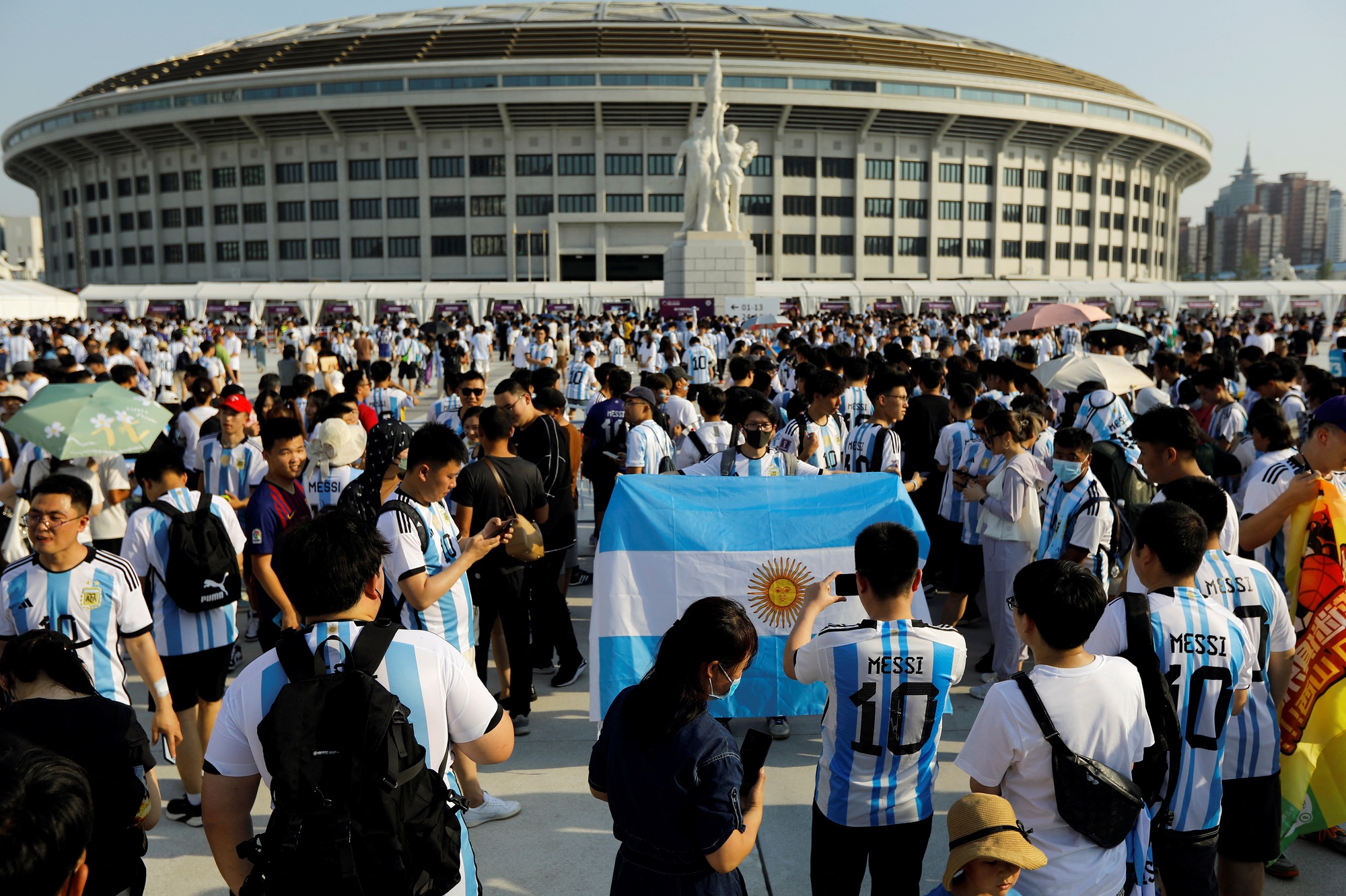 Messi ghi b&agrave;n sau 80 gi&acirc;y, đốn tim người h&acirc;m mộ Bắc Kinh - Ảnh 2.