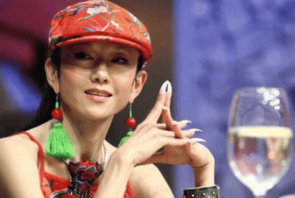 “Chim công làng múa” phản bác chỉ trích về điệu múa gợi dục