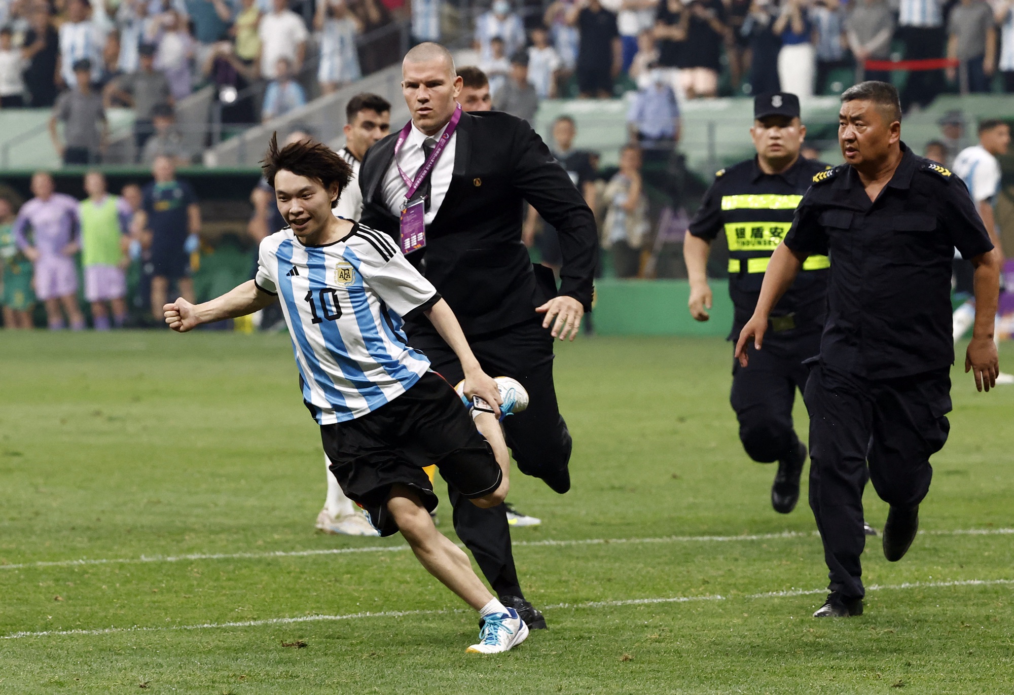Messi ghi b&agrave;n sau 80 gi&acirc;y, đốn tim người h&acirc;m mộ Bắc Kinh - Ảnh 9.
