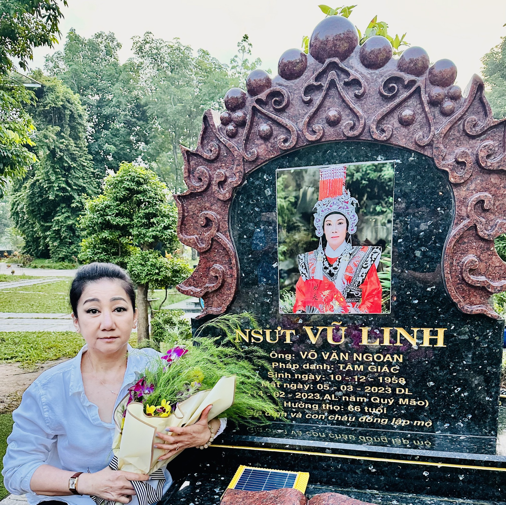 NSƯT Thanh Thanh Tâm xúc động viếng mộ đàn anh Vũ Linh