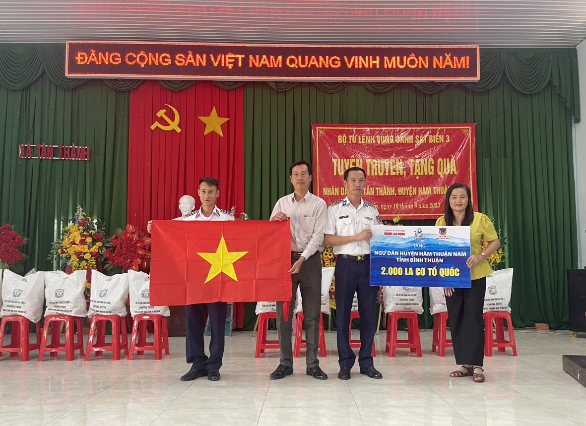 Báo Người Lao Động tặng 2.000 lá cờ Tổ quốc cho ngư dân huyện Hàm Thuận Nam