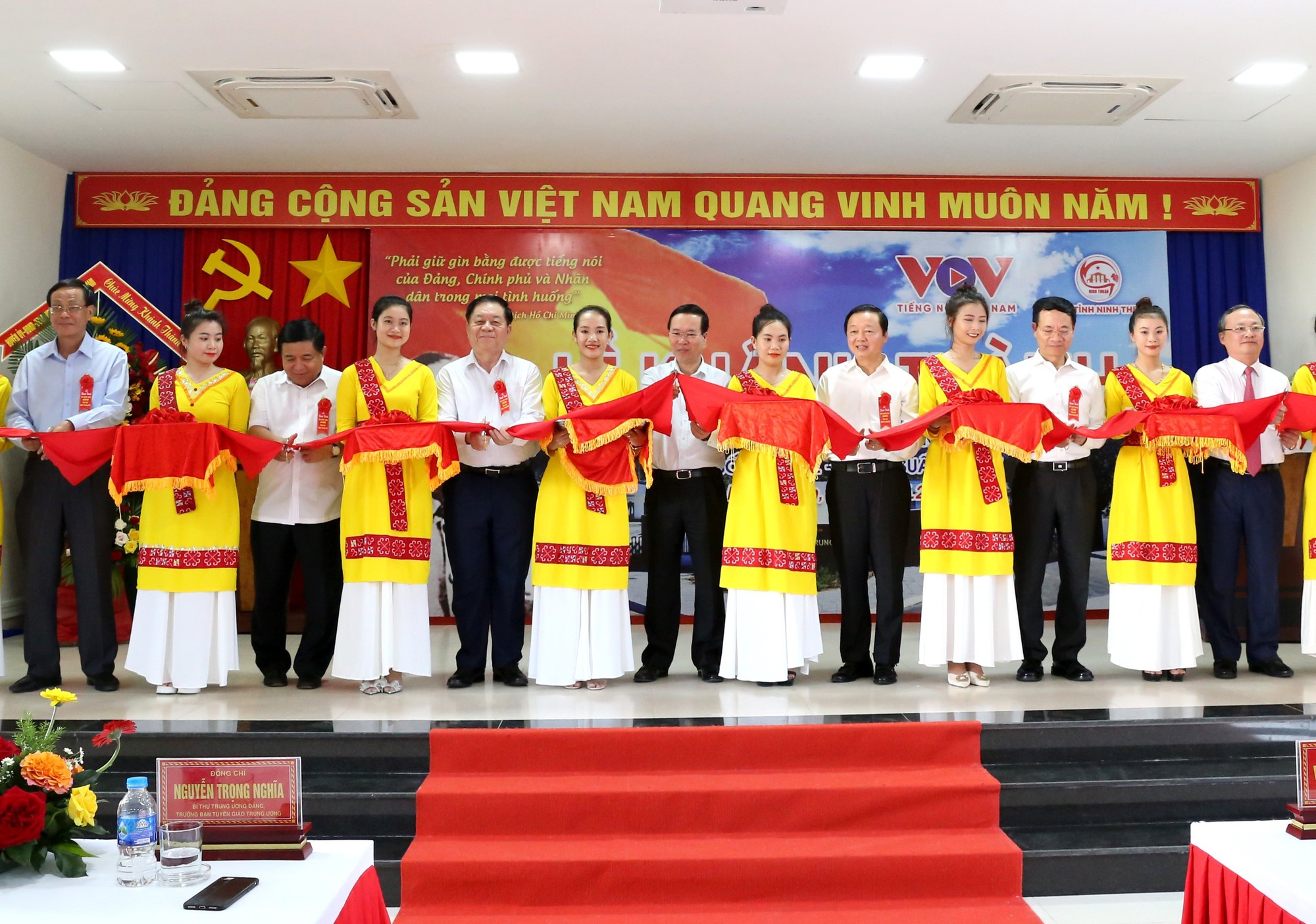 Chủ tịch nước Võ Văn Thưởng nhấn nút phát sóng Đài Phát sóng khu vực Nam Trung Bộ
