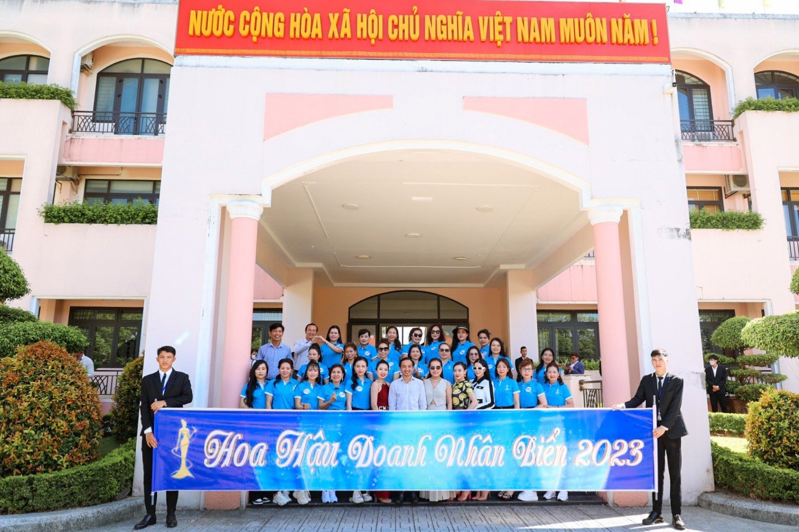 Hoa hậu Doanh nh&acirc;n Biển diện kiến l&atilde;nh đạo TP Tam Kỳ - Ảnh 1.