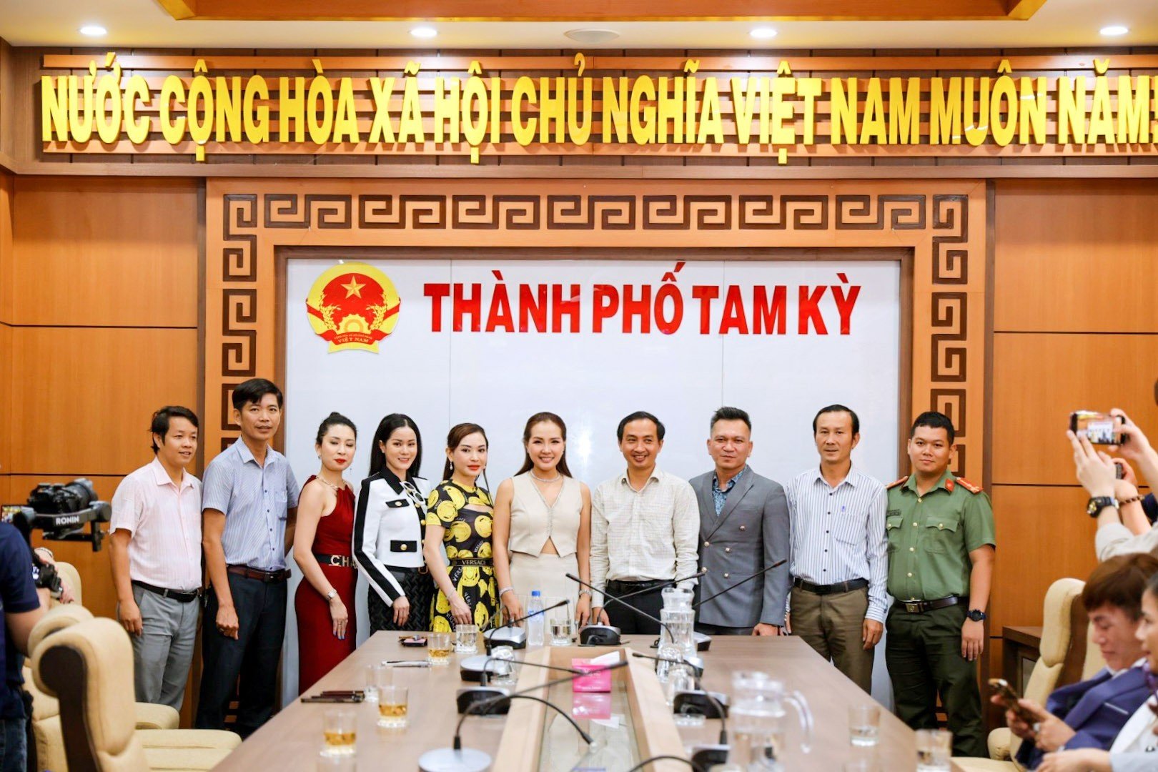 Hoa hậu Doanh nh&acirc;n Biển diện kiến l&atilde;nh đạo TP Tam Kỳ - Ảnh 3.