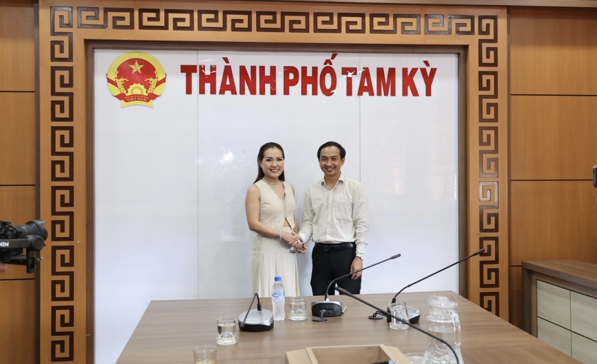 Hoa hậu Doanh nh&acirc;n Biển diện kiến l&atilde;nh đạo TP Tam Kỳ - Ảnh 4.
