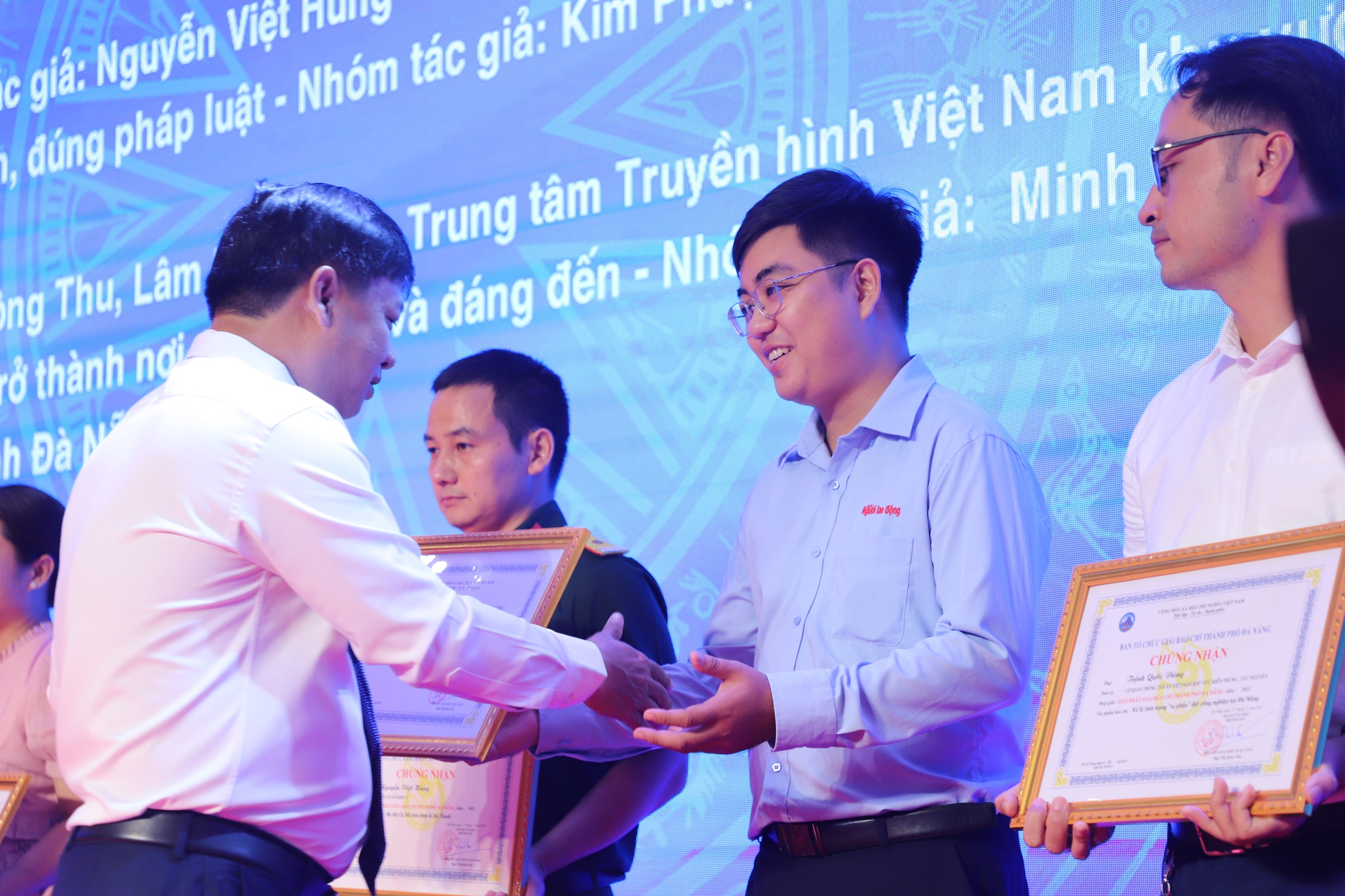 Điều tra &ldquo;Theo dấu đo&agrave;n xe ăn đ&ecirc;m phế thải&rdquo; đoạt giải Nhất B&aacute;o ch&iacute; TP Đ&agrave; Nẵng - Ảnh 3.
