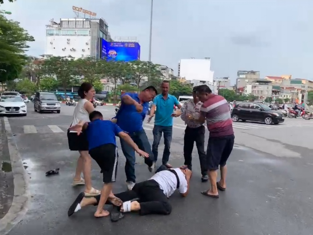 Khởi tố 2 người đàn ông hành hung phóng viên Đài Truyền hình Hà Nội