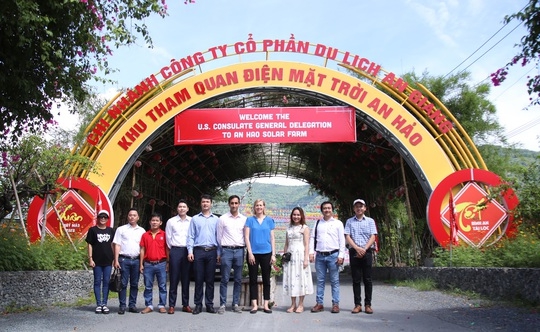 Tổng L&atilde;nh sự Hoa Kỳ tại TP HCM tham quan Nh&agrave; m&aacute;y Điện mặt trời An Hảo - Ảnh 1.