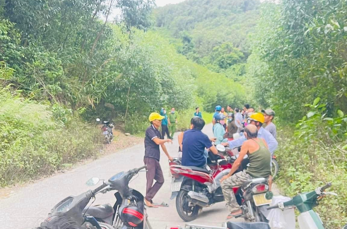 Chồng 30 tuổi treo cổ chết để lại 2 con nhỏ, vợ sắp sinh đôi