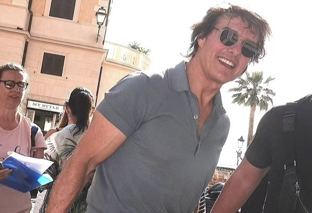 Tom Cruise khoe cơ bắp, tươi tắn hội ngộ tình cũ
