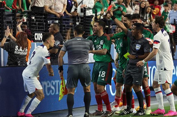 Cầu thủ Mỹ v&agrave; Mexico ẩu đả, hỗn loạn b&aacute;n kết CONCACAF Nations League - Ảnh 7.