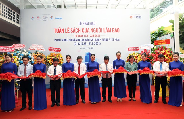 Tưng bừng khai mạc Tuần lễ sách của Người làm báo tại TP HCM - Ảnh 5.