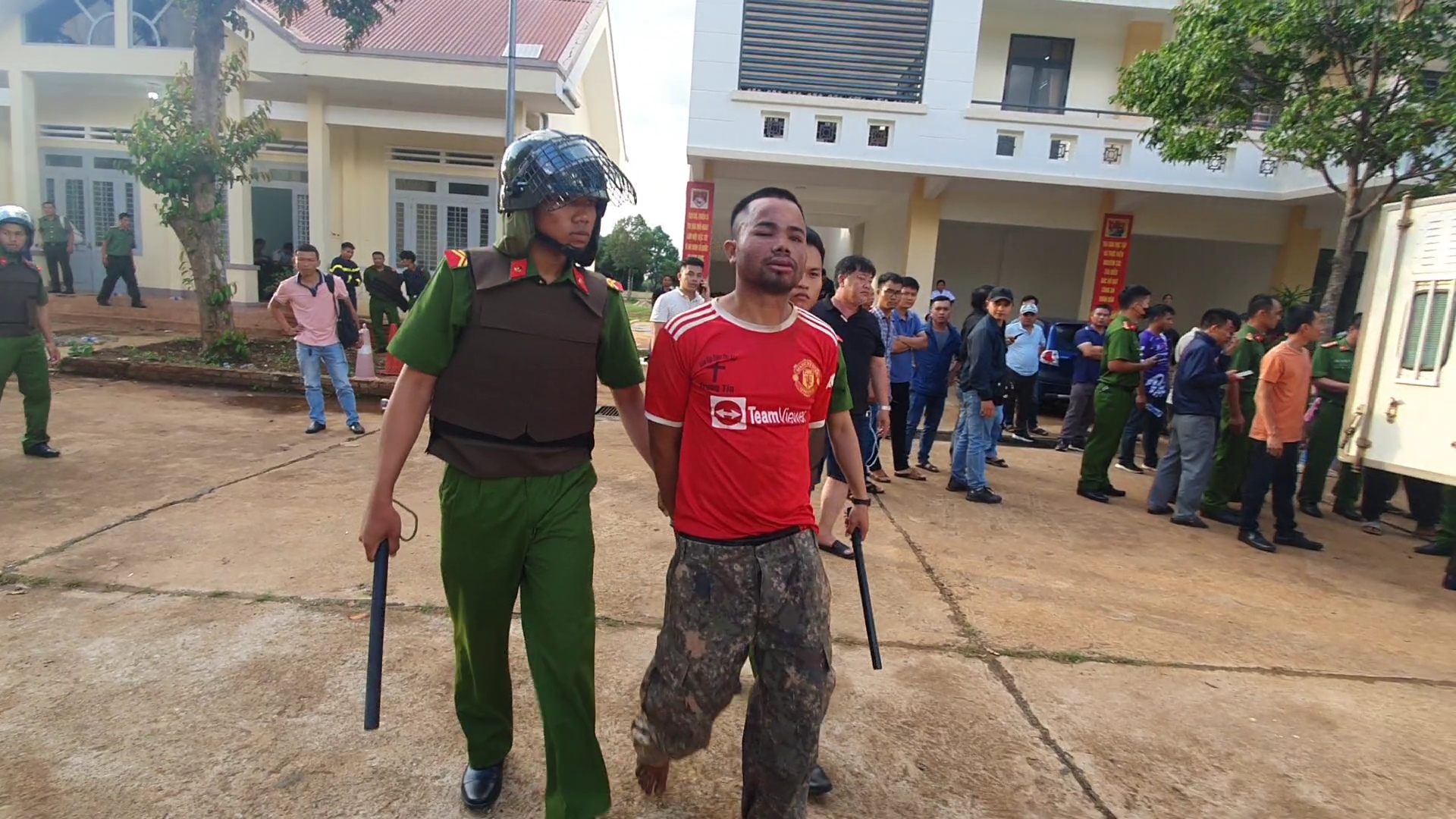 Ra quyết định tạm giữ hình sự hơn 30 đối tượng trong vụ tấn công trụ sở xã ở Đắk Lắk