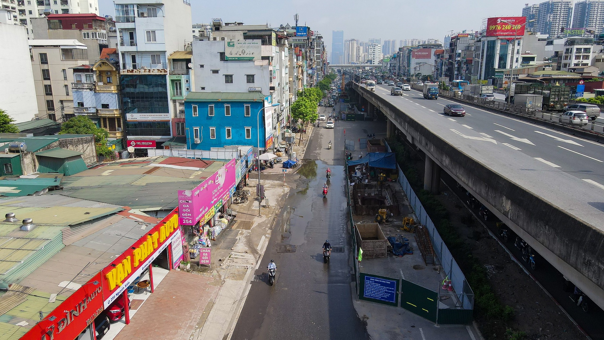 H&agrave;ng loạt l&ocirc; cốt &aacute;n ngữ tr&ecirc;n nhiều tuyến đường g&acirc;y &ugrave;n tắc - Ảnh 1.