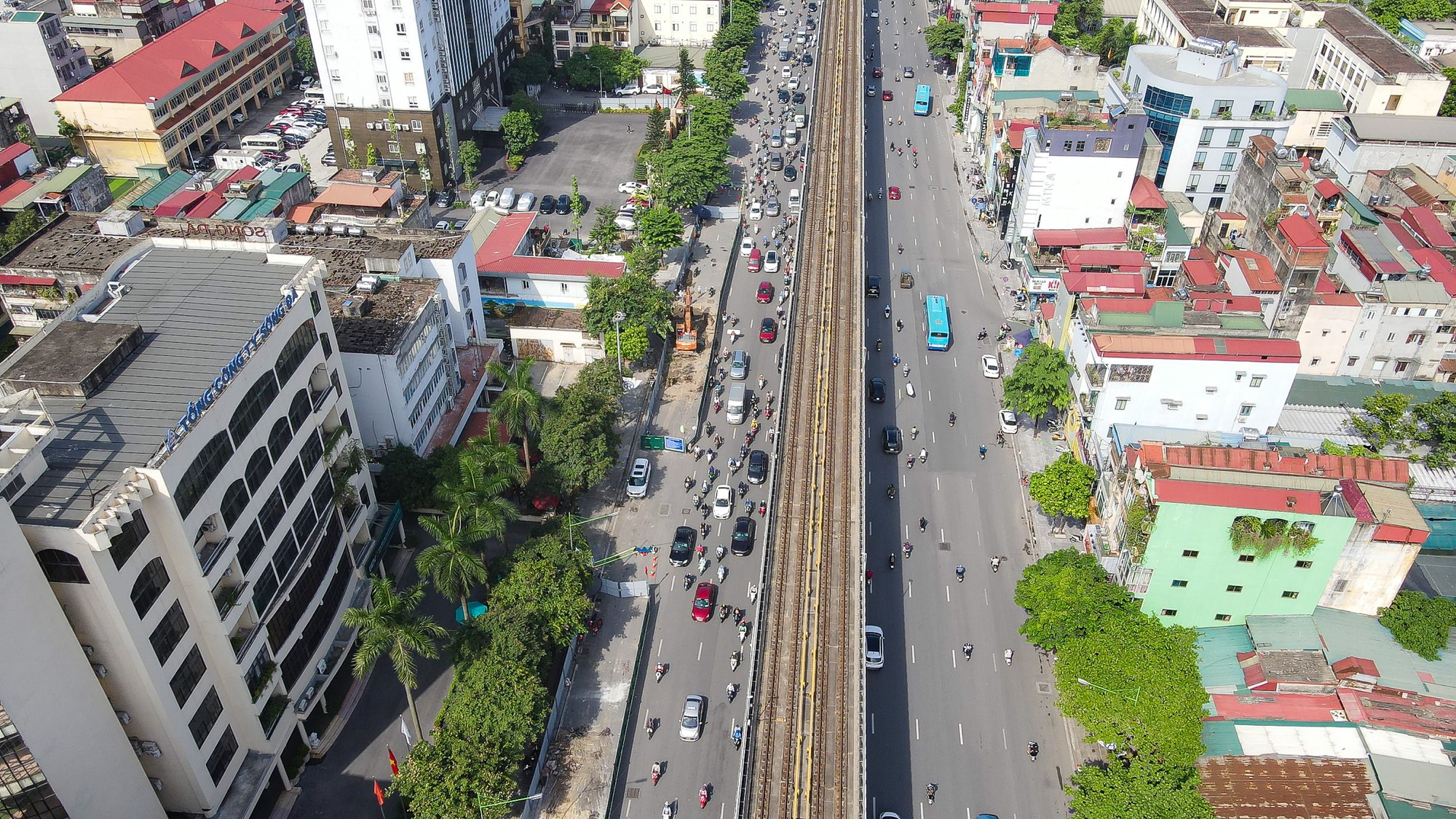 H&agrave;ng loạt l&ocirc; cốt &aacute;n ngữ tr&ecirc;n nhiều tuyến đường g&acirc;y &ugrave;n tắc - Ảnh 10.