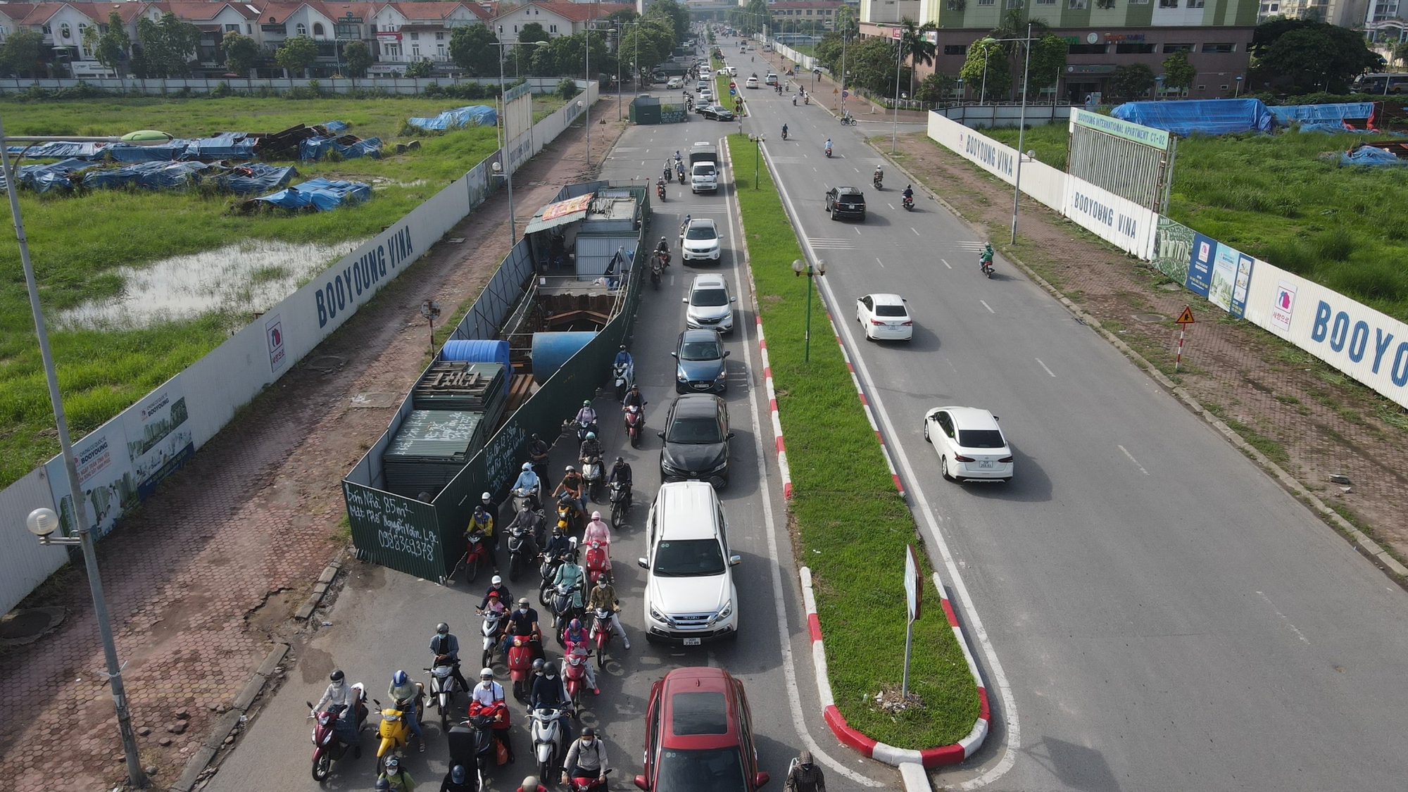 H&agrave;ng loạt l&ocirc; cốt &aacute;n ngữ tr&ecirc;n nhiều tuyến đường g&acirc;y &ugrave;n tắc - Ảnh 7.