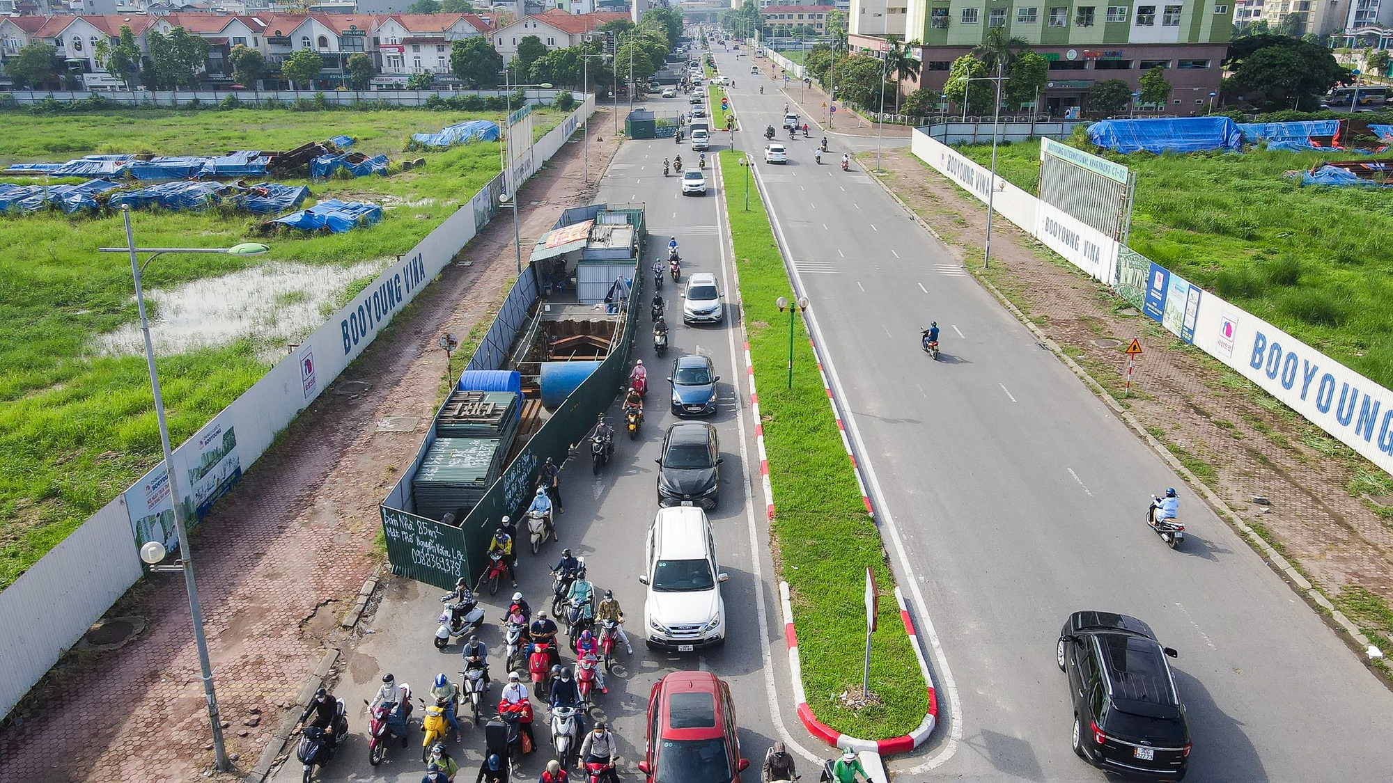Hàng loạt "lô cốt" án ngữ trên nhiều tuyến đường gây ùn tắc