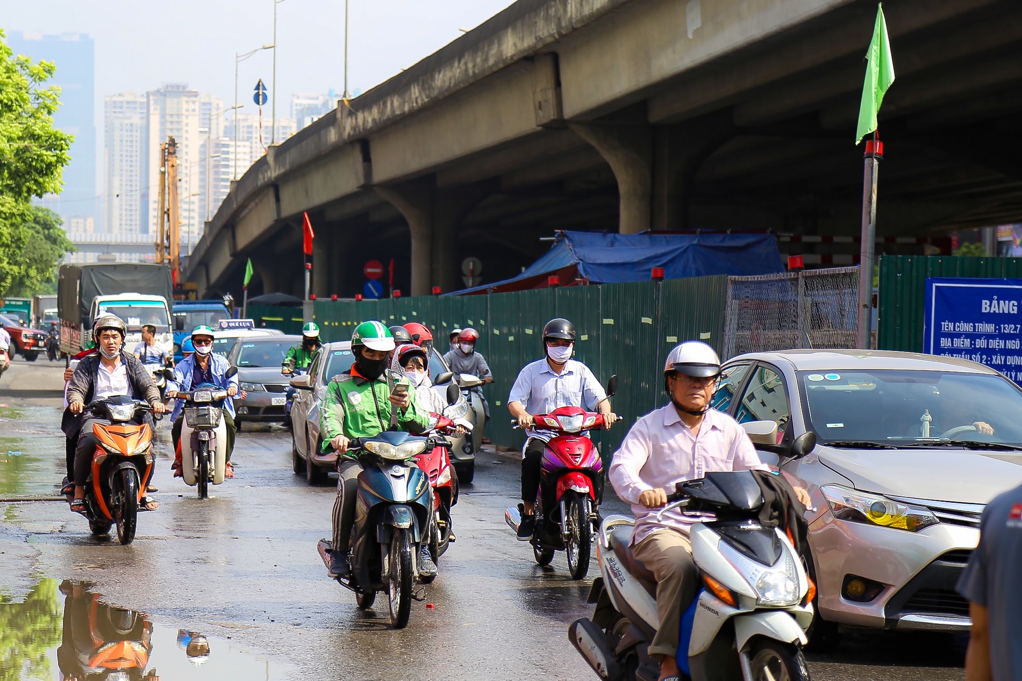 H&agrave;ng loạt l&ocirc; cốt &aacute;n ngữ tr&ecirc;n nhiều tuyến đường g&acirc;y &ugrave;n tắc - Ảnh 2.
