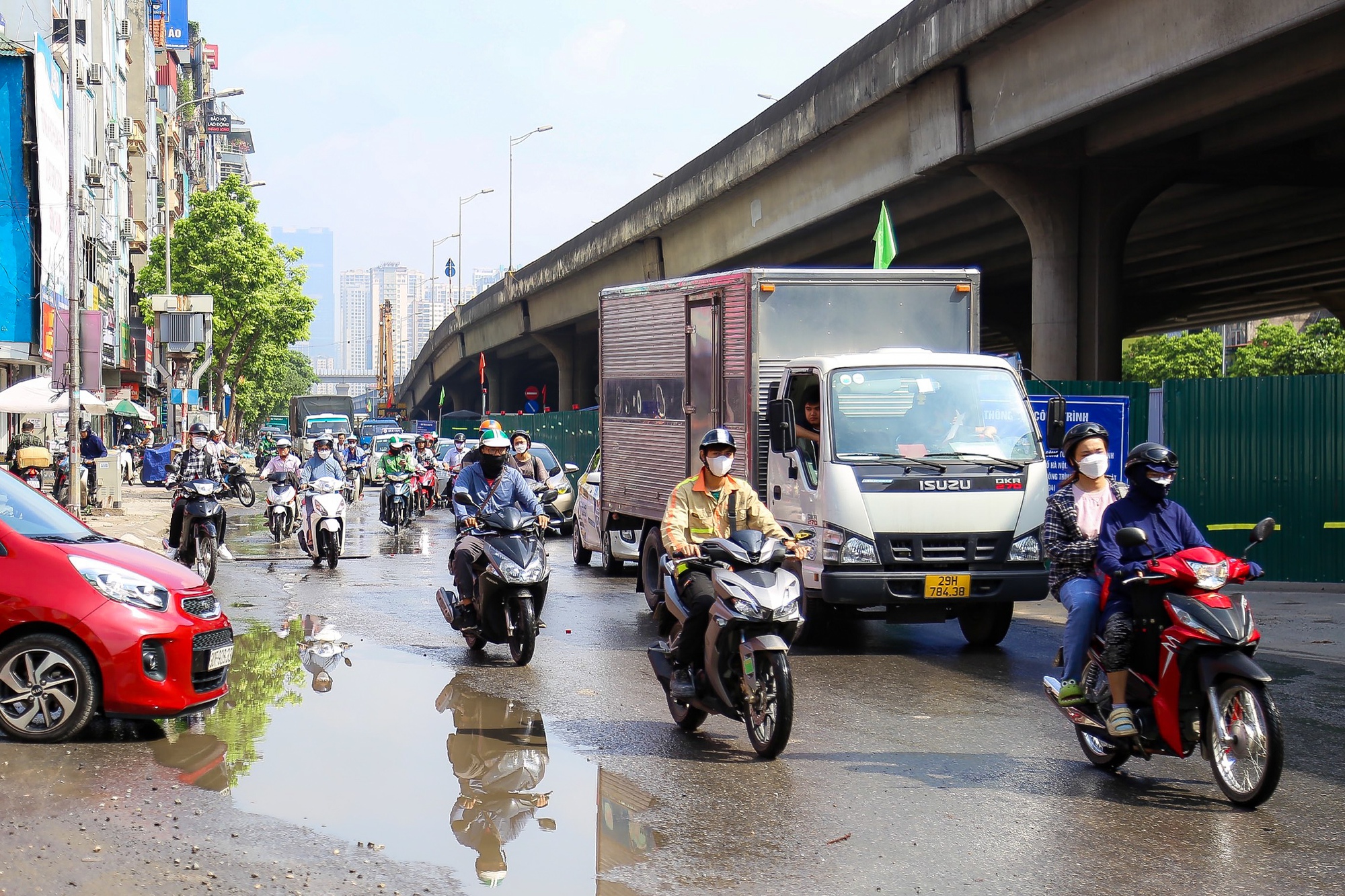 H&agrave;ng loạt l&ocirc; cốt &aacute;n ngữ tr&ecirc;n nhiều tuyến đường g&acirc;y &ugrave;n tắc - Ảnh 3.
